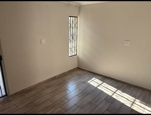 3 BEDROOM FREEHOLD FOR SALE IN WILLOW PARK